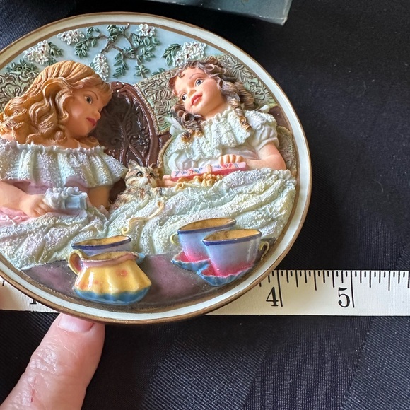 Sculptured Heirlooms by Sandra Kuck “ Best Friends” collector plate - Picture 6 of 7
